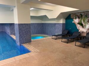 Zona de relaxare a piscinei Phoenix Swim Militari